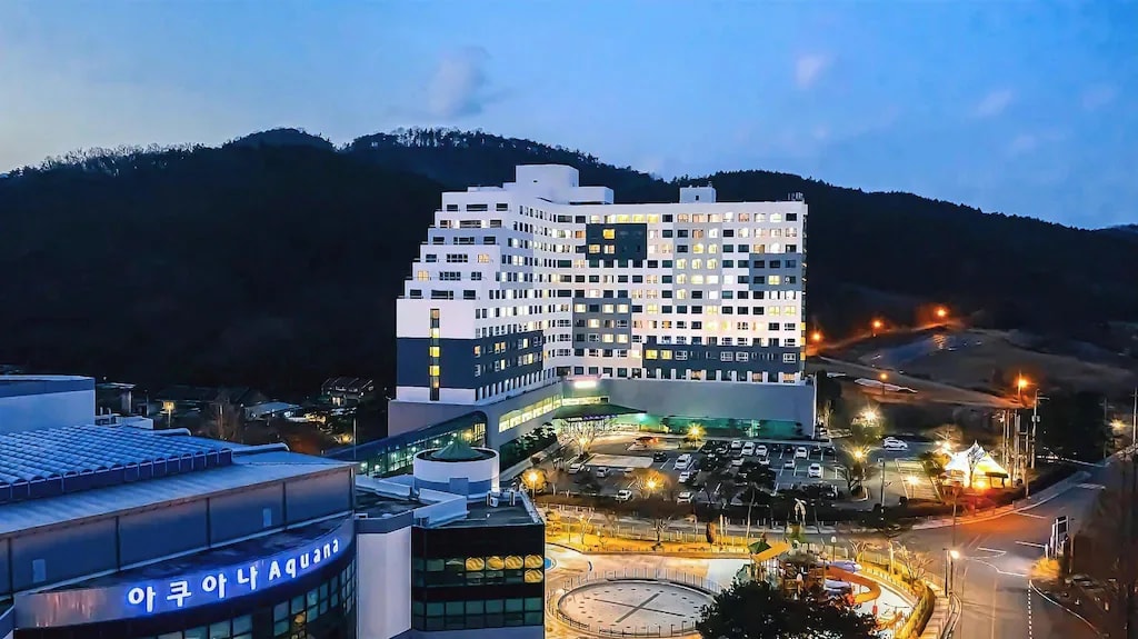 해 질 무렵 산을 등지고 불이 켜진 금호화순리조트 전경