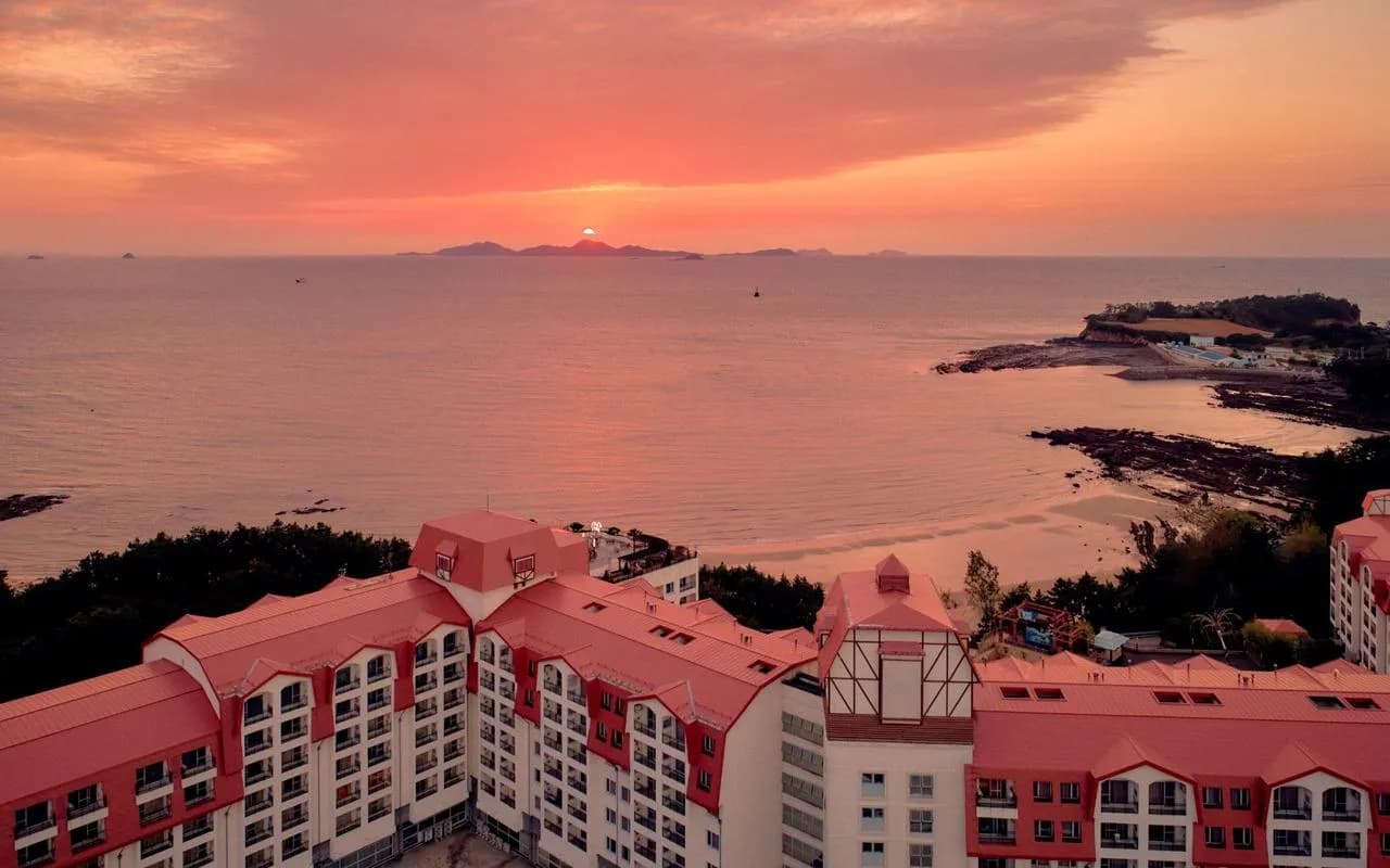 해질 무렵 바다를 마주한 소노벨 변산 전경